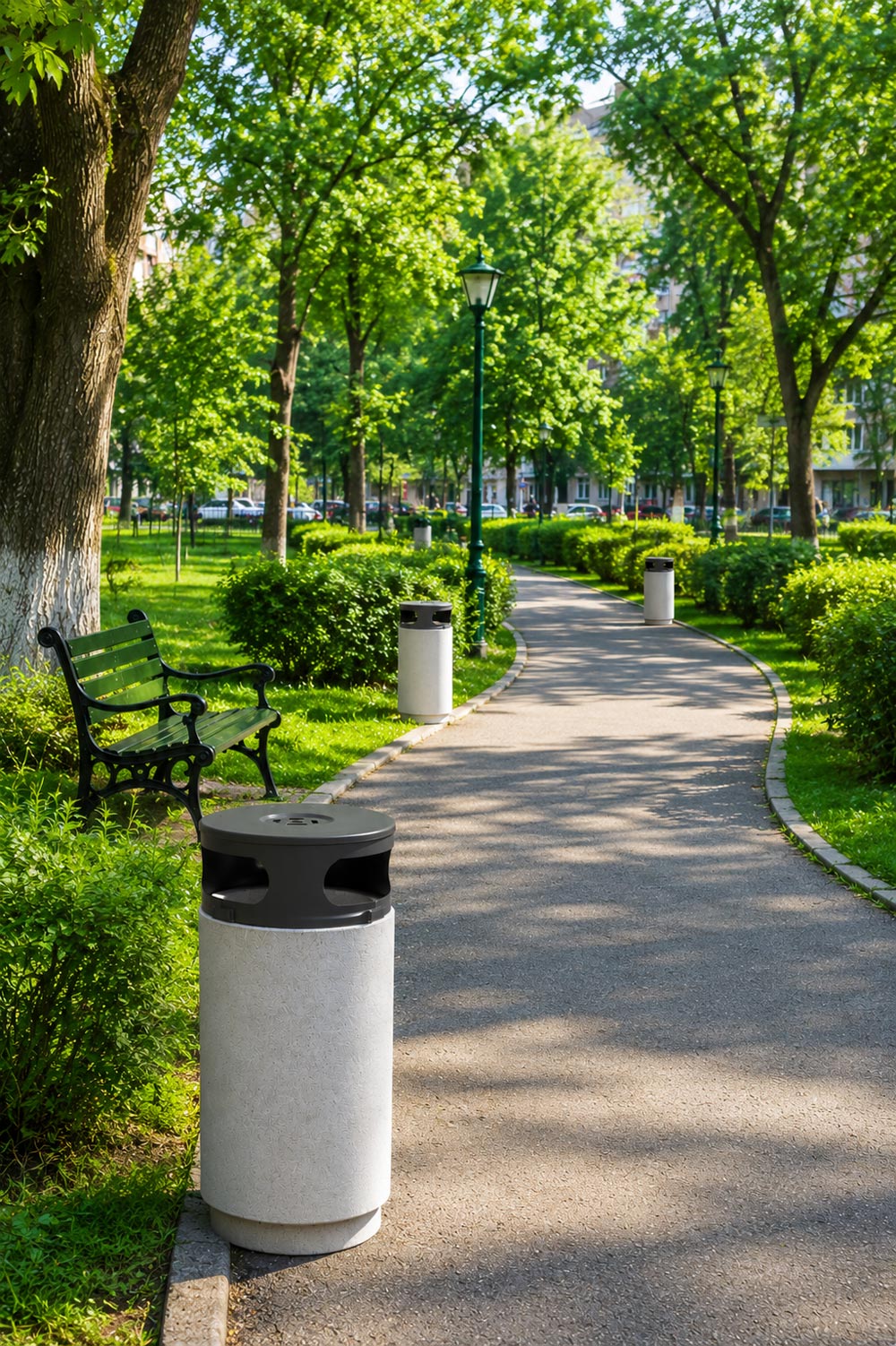 Coșuri de gunoi stradale din beton instalate în parc — mobilier urban durabil